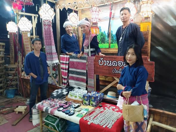 เทศกาลเข้าพรรษา ขอเชิญชวนทุกท่านมาเที่ยวสัมผัสวิถีชีวิต ชุมชนบ้านดอนมูล และสัักการะบูชา พระพุทธรูปเก่าแก่ ณ วัดดอนมูล ซึ่งตั้งอยู่ที่ตำบลศรีภูมิ อำเภอท่าวังผา จังหวัดน่าน